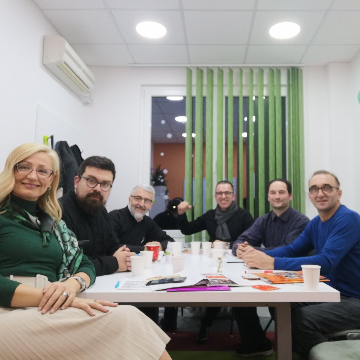 Grupa odraslih na času konverzacije